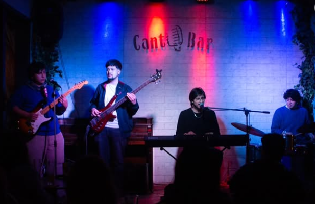 Bares de Música en vivo: Presentación Antonin y las Flores CantoBar Creditos: Daniel Farias